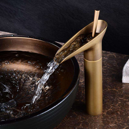 Antik Badeværelsesarmatur med Vandfaldstud Design 1