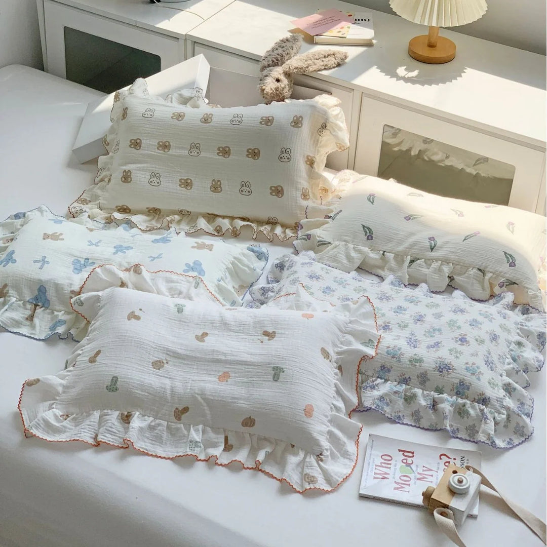 Børnepudebetræk med kaninprint og flæser 1