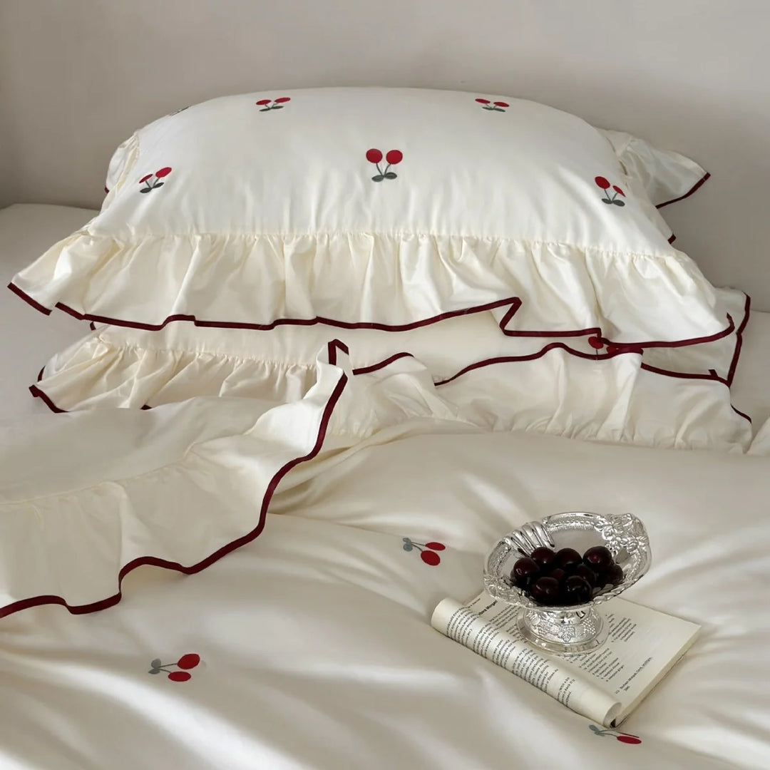 Sengetøjssæt til kvinder med vintageinspireret broderi og flæsedetaljer 4