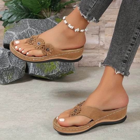 Blomstrede slip-on-strandtøfler til kvinder